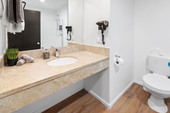 Interconnecting 2 Studios bathroom